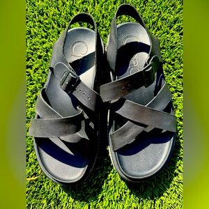 Gently worn CHACO WOMEN'S townes straps black leather sandals Size 7